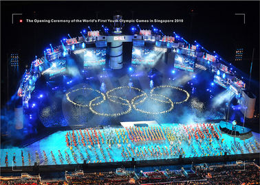 Glux que hace publicidad de las pantallas del LED para los Juegos Olímpicos 2010 de la juventud en Singapur
