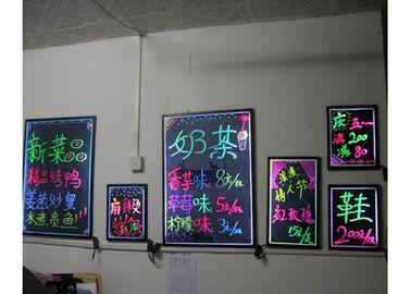 Boletines del tablero de mensajes del movimiento en sentido vertical del LED y muestras llevadas a todo color de los letreros al aire libre